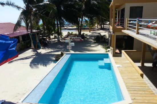 Beach Club Budget Rooms At Popeyes Caye Caulker Dış mekan fotoğraf