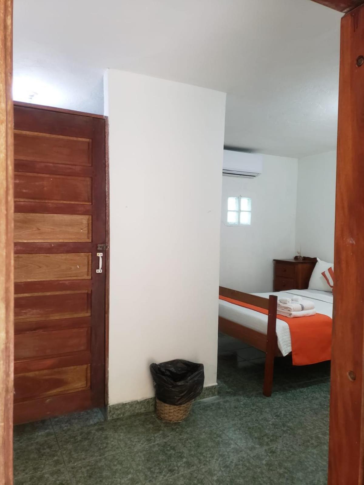 Beach Club Budget Rooms At Popeyes Caye Caulker Dış mekan fotoğraf