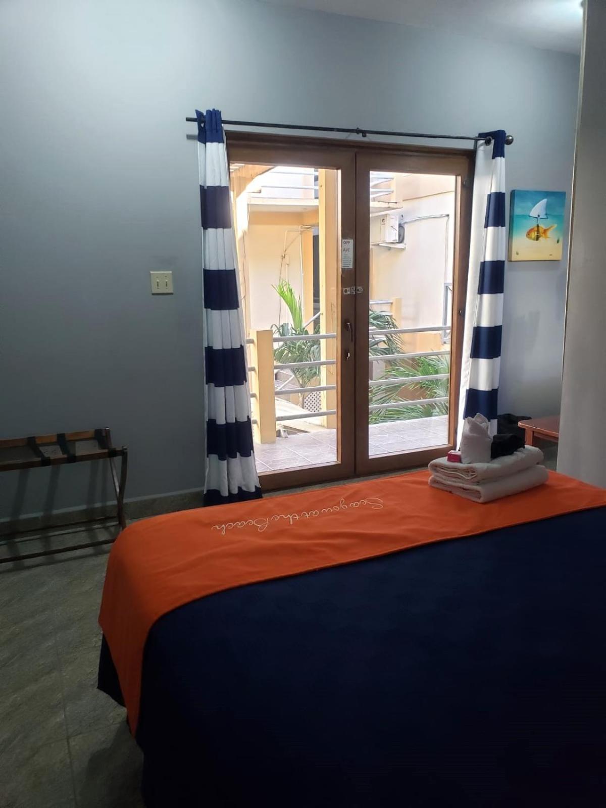 Beach Club Budget Rooms At Popeyes Caye Caulker Dış mekan fotoğraf