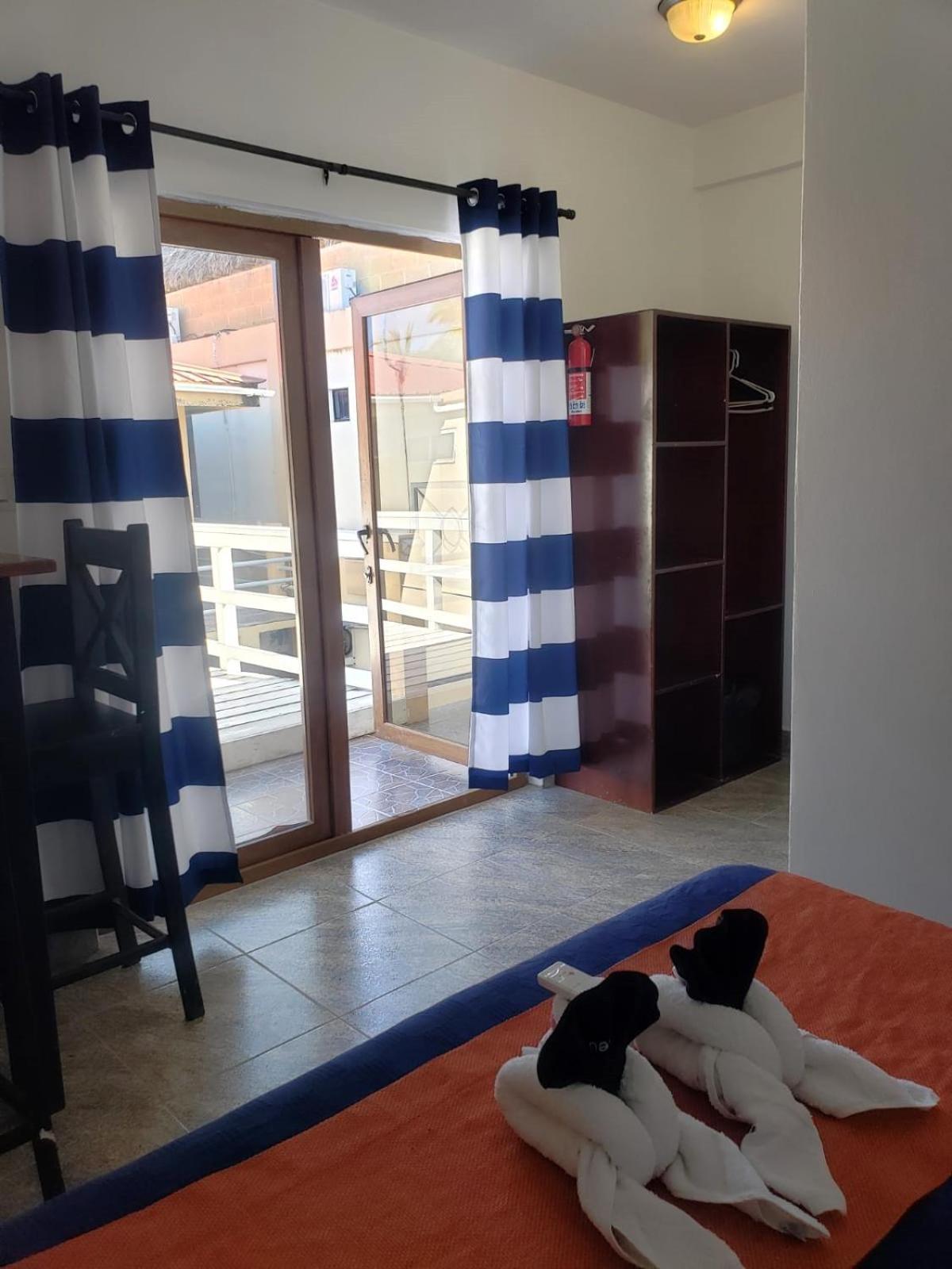 Beach Club Budget Rooms At Popeyes Caye Caulker Dış mekan fotoğraf