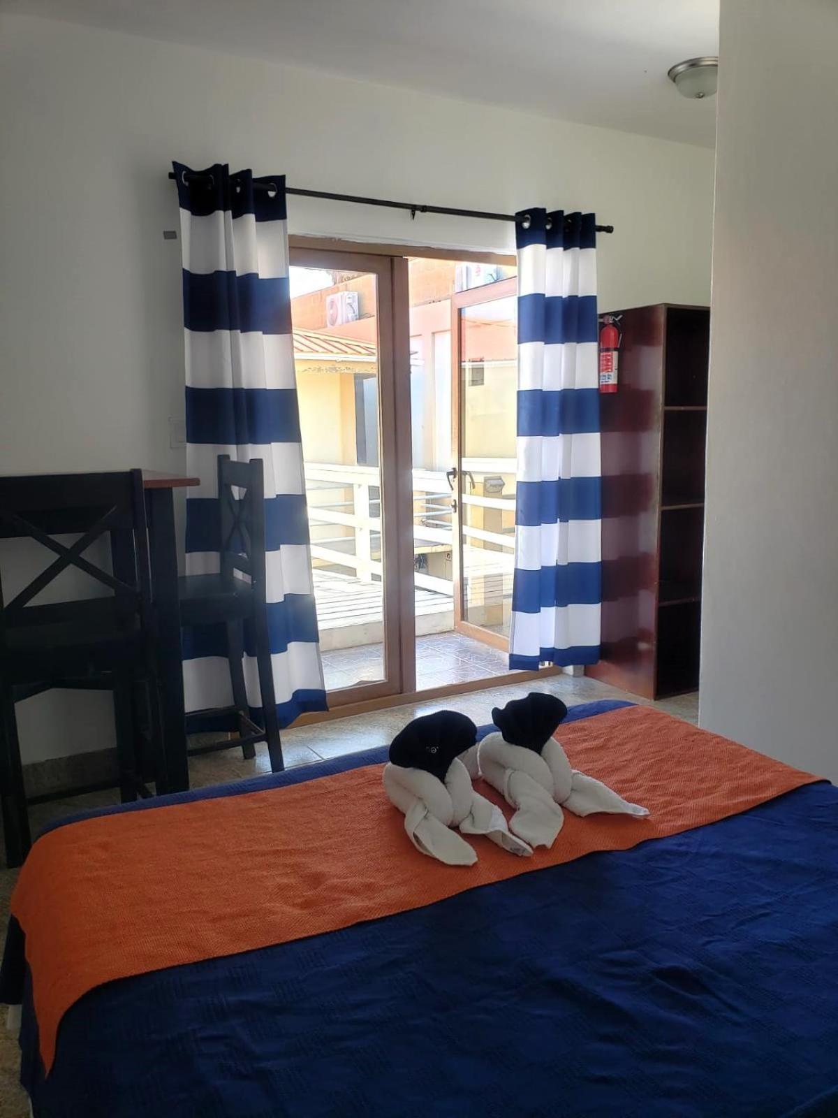 Beach Club Budget Rooms At Popeyes Caye Caulker Dış mekan fotoğraf